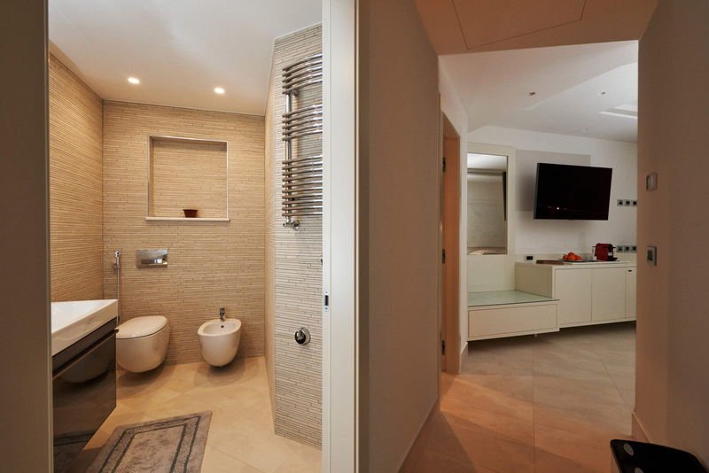 The second en-suite bathroom of the Deluxe Suite