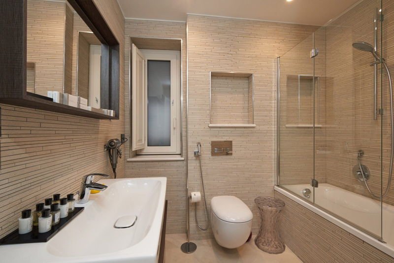 Spacious bathroom with a long basin, WC and a bath with shower